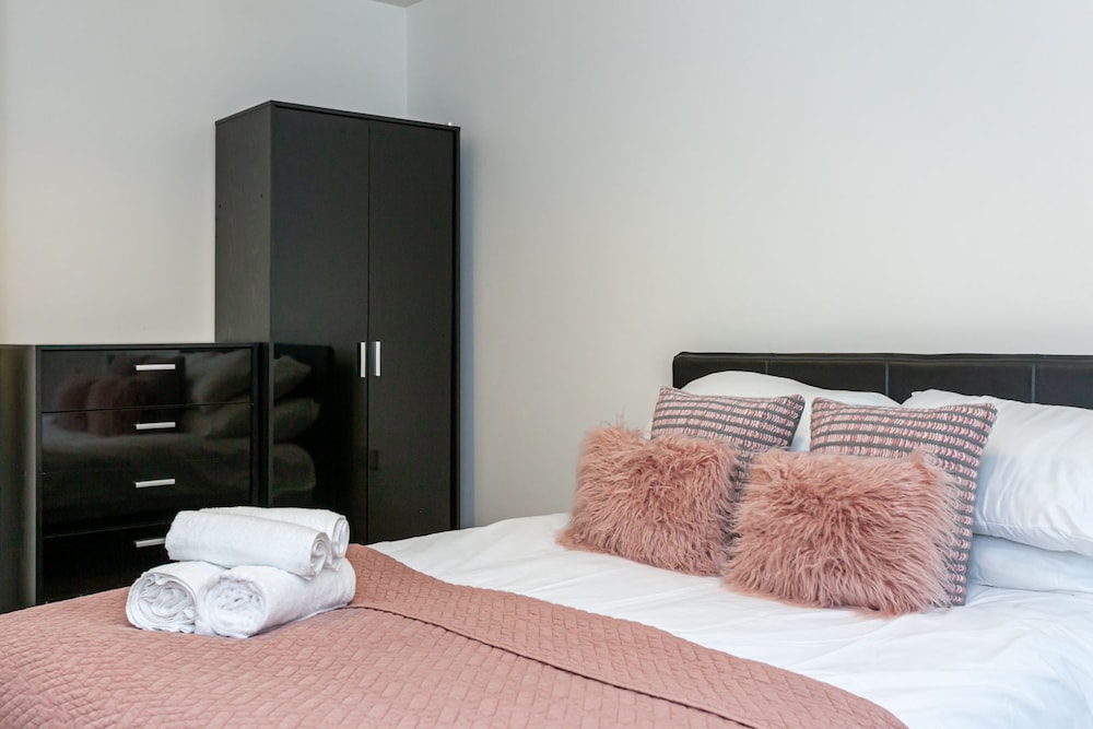 Stunning Manchester Apartment view 4