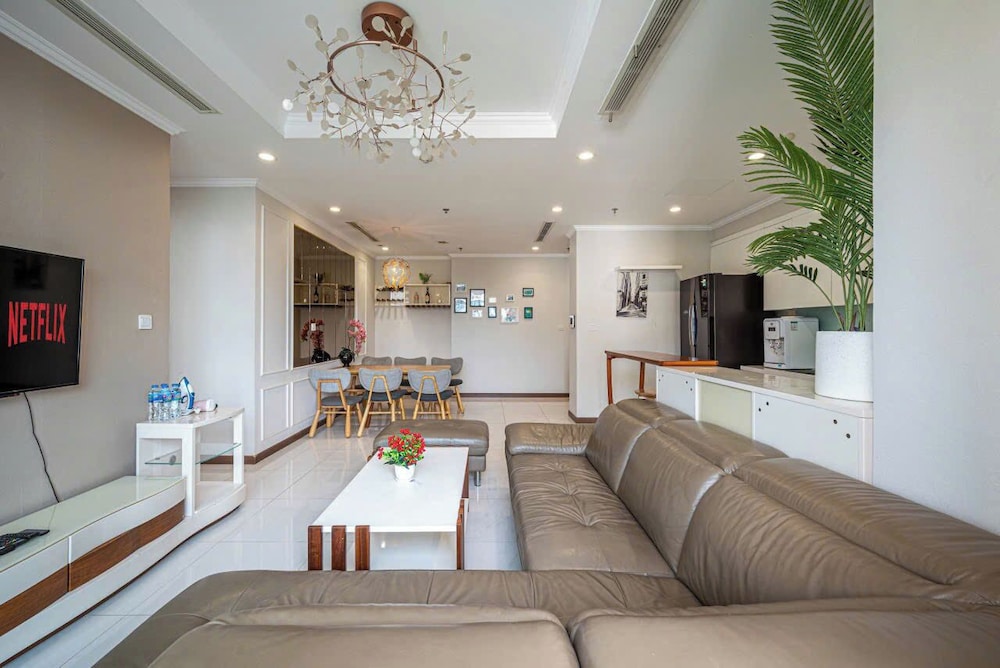 Apartment Landmark 81 by Urban Home