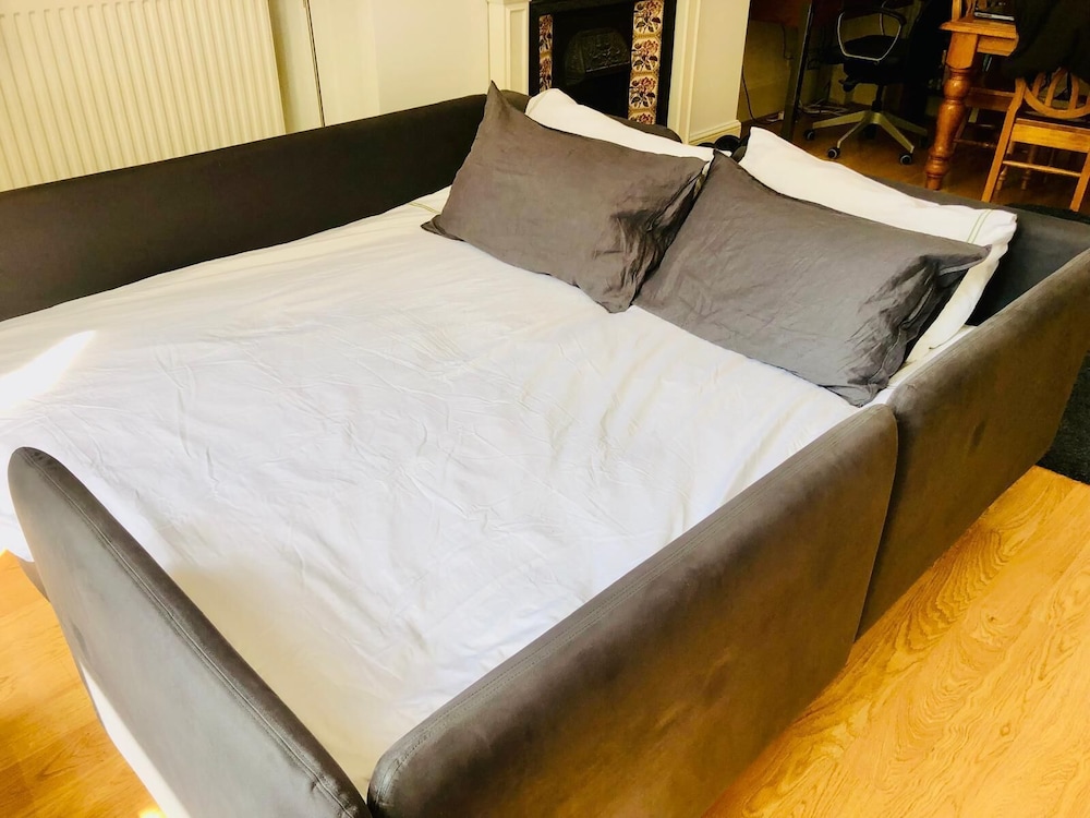 1 Bedroom Flat Sleeps 4 -free Onsite Parking -wifi
