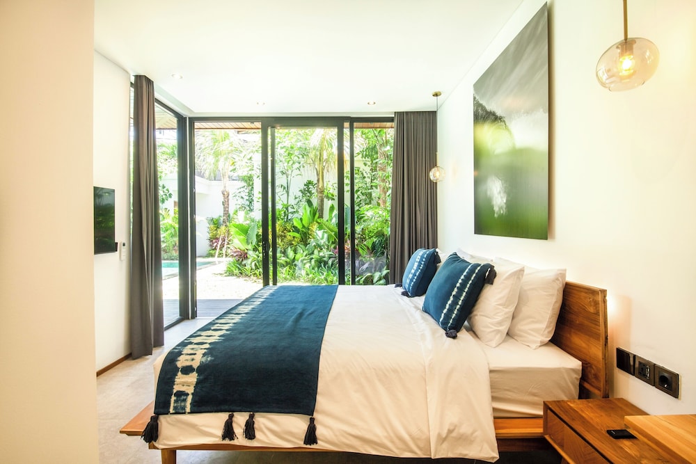 Seaside Escape: 4BR Villa, 190m to Canggu Beach