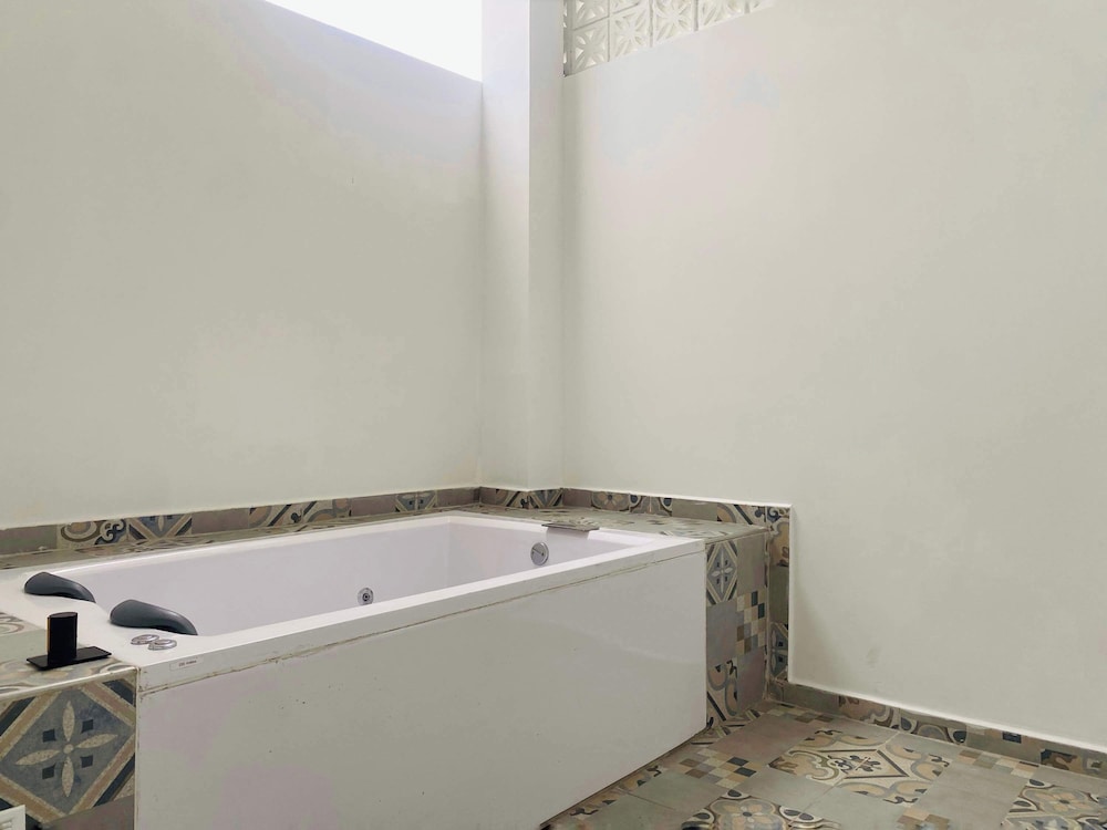 w Modern 3BR w AC Steps From Ciudad Amurallada