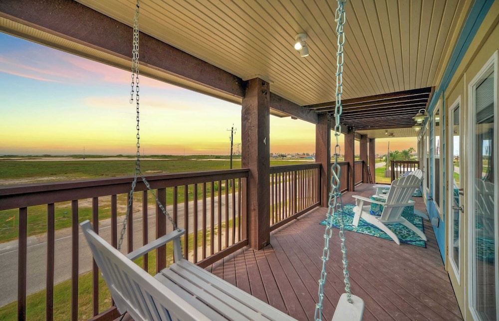 Sleeps 22 2 Homes w/ Private Pool, Game Room, Nature Views 7 BDR Avantstay