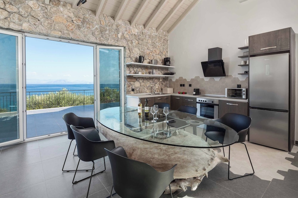 Villa Apanemia Mare