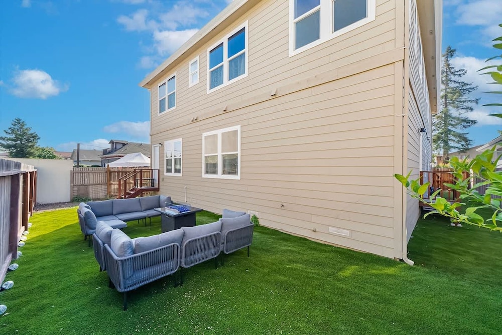 Massive 8BR Home in Hayward With AC Free Parking