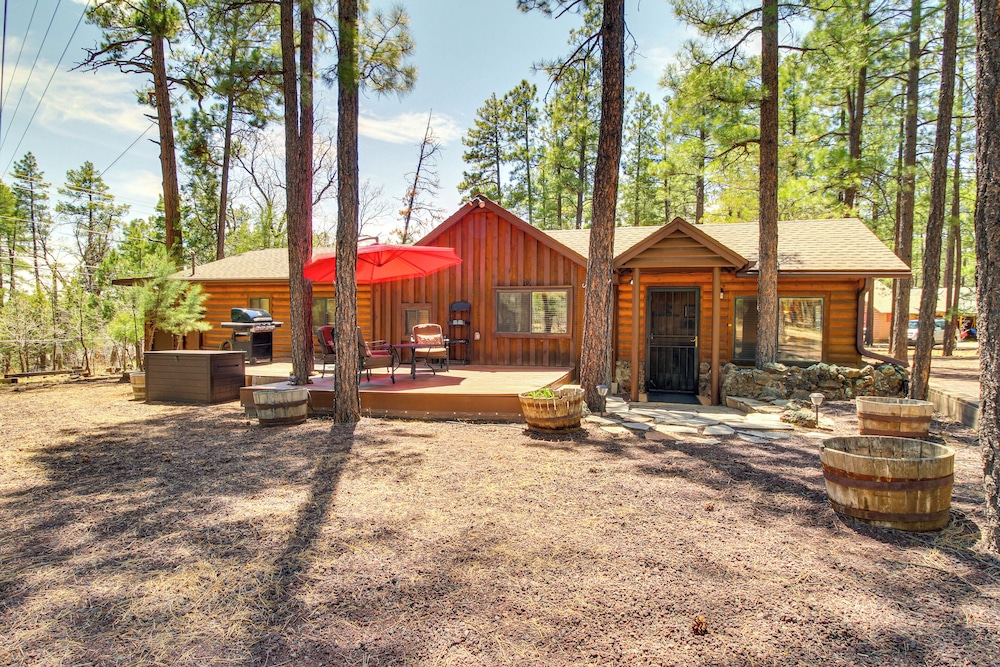 Family-friendly Hideaway Cabin in Lakeside!