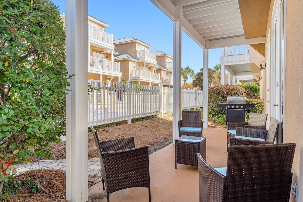 Palm Breeze Retreat Sleeps 10!