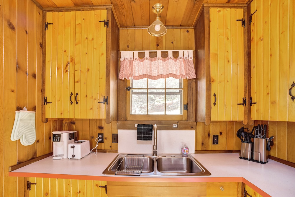 Mtn-view Cascade Cabin Near Garden of the Gods!