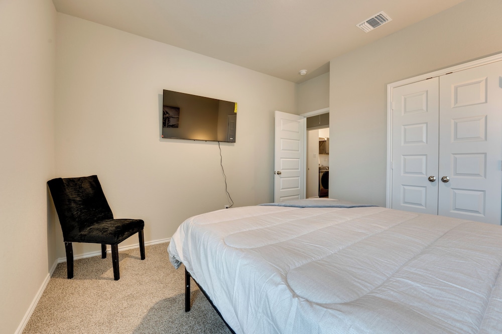 6 Mi to Lackland Afb: Hot Tub, Pool & Game Room!