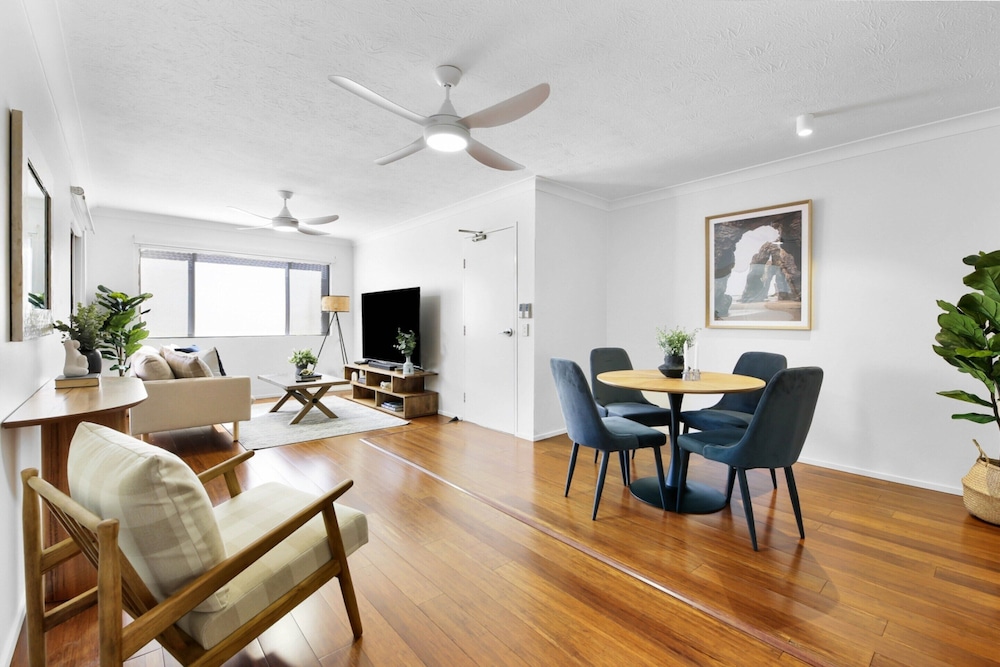 Coastal 2-bed With Balcony, 200m From Beach
