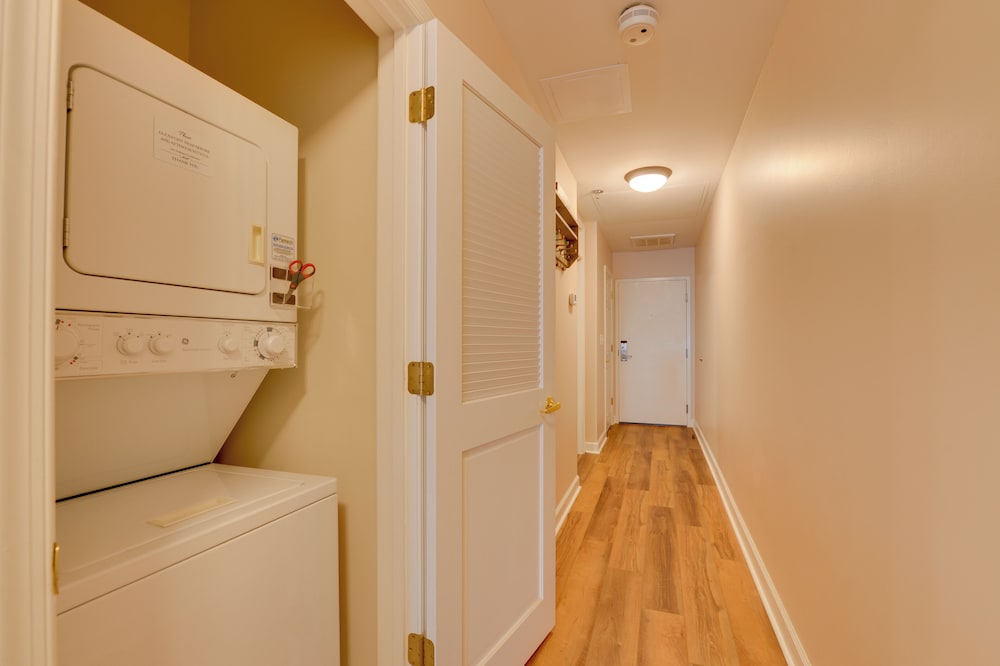 Resort Amenities & Beach Access: Huddleston Condo
