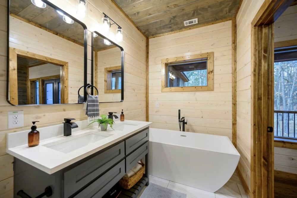 Whispering Winds Luxury Cabin in Hochatown