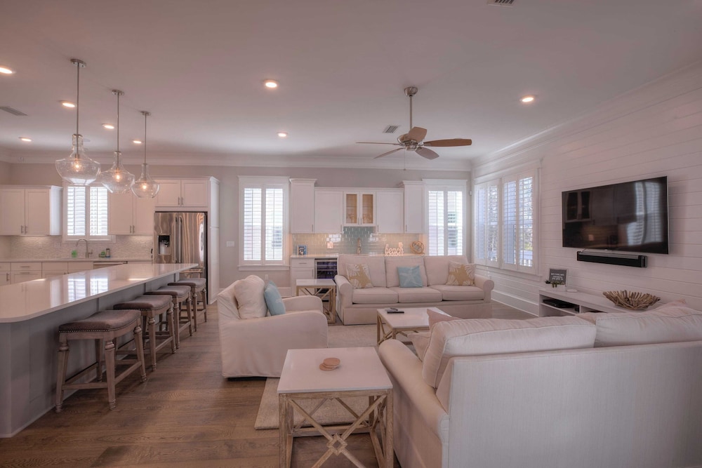 Coconut Cove by Avantstay Deck w/ Hot Tub, Access to 2 Pools