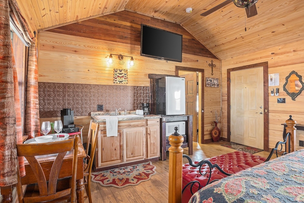 Hollmig Sunset View 1 Bedroom Cabin by RedAwning view 4