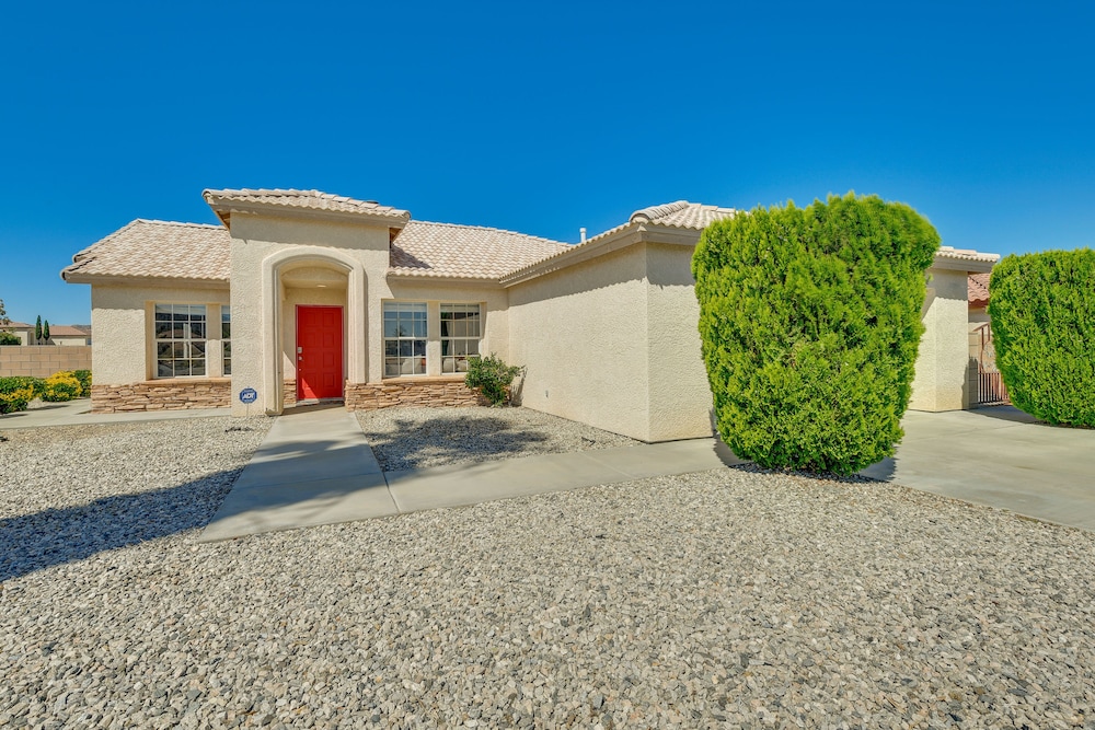 Yucca Valley Home w/ Fire Pit, Grill & Yard Games!