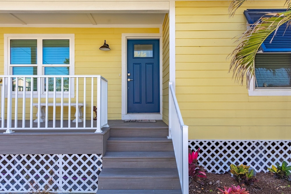 218 Oasis On Ohio: Stunning Pool Home W/ Dock Access! 3 Bedroom Home