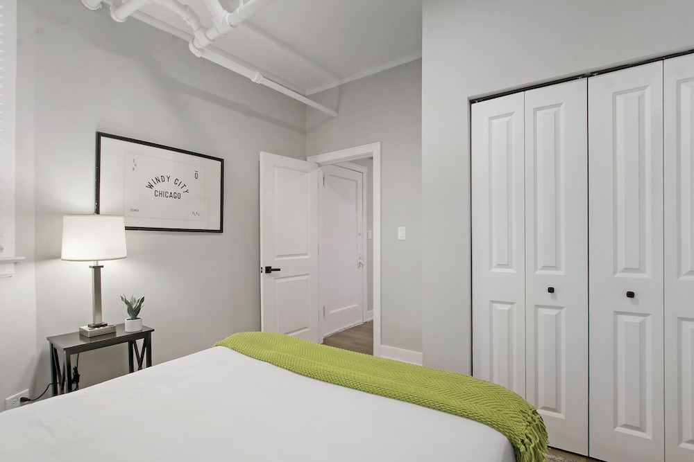 Sleek and Cozy 1BR Apartment - Hartrey G