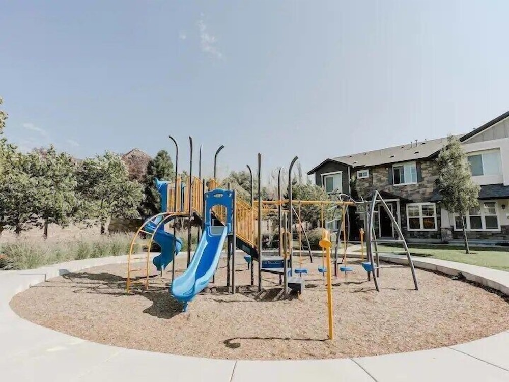 Modern w/ Pool, Gym, Hottub, Golf, Pet Friendly!