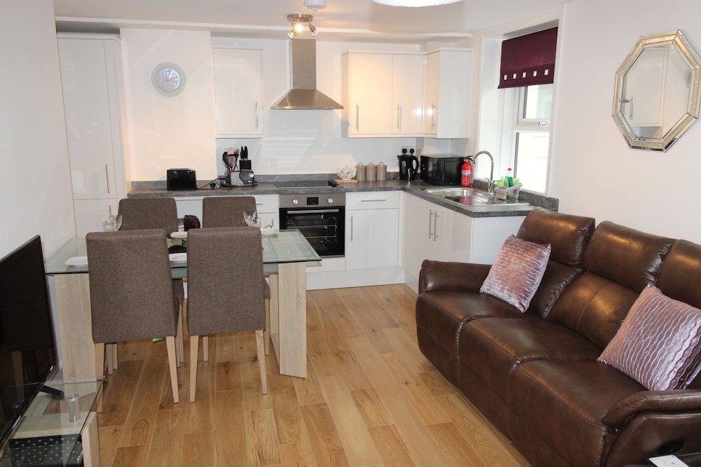 Modern two Bedroom Apartment Ideally Located view 2