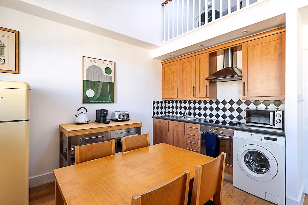 Stylish Chelsea Flat With Luxe Comfort & Charm