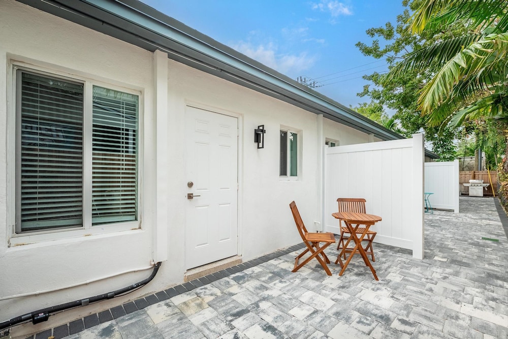 Uhost AI 4-unit Gem Mins to Las Olas Beach