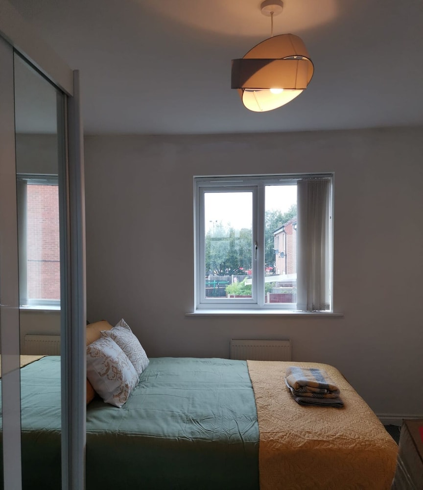 Olive and Carol's Beautiful 3-bed House in Walsall view 2