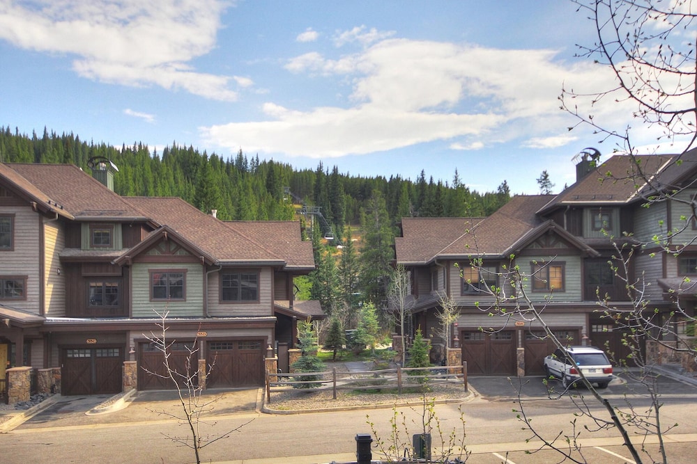 The Perfect Condo in West Village, Big Deck and next to the lift - CA1203 by RedAwning