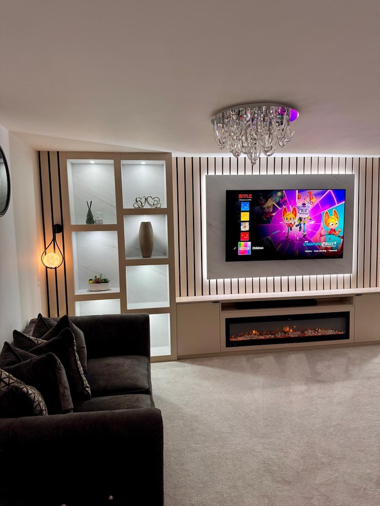 Luxurious Majestic 4 Bedroom- Free Parking