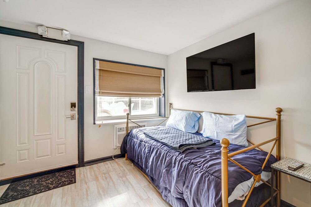 Half-block to Beach & Conventions: Wildwood Studio