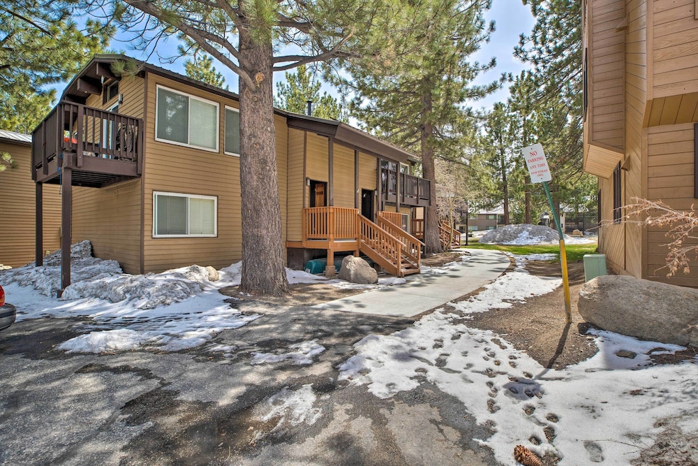 Mammoth Lakes Townhome < 2 Mi to Ski Area! view 4