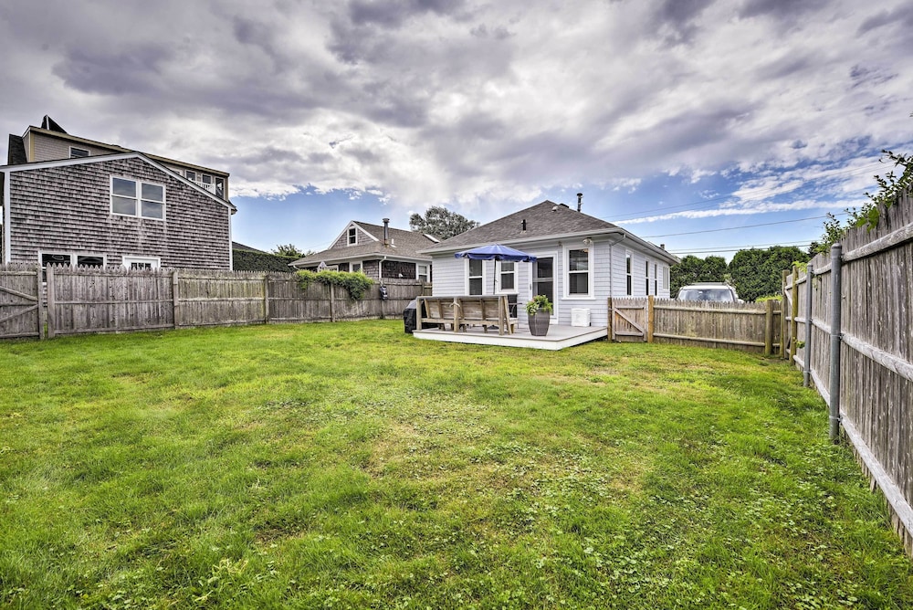 Idyllic Newport Area Cottage - Walk to First Beach view 4