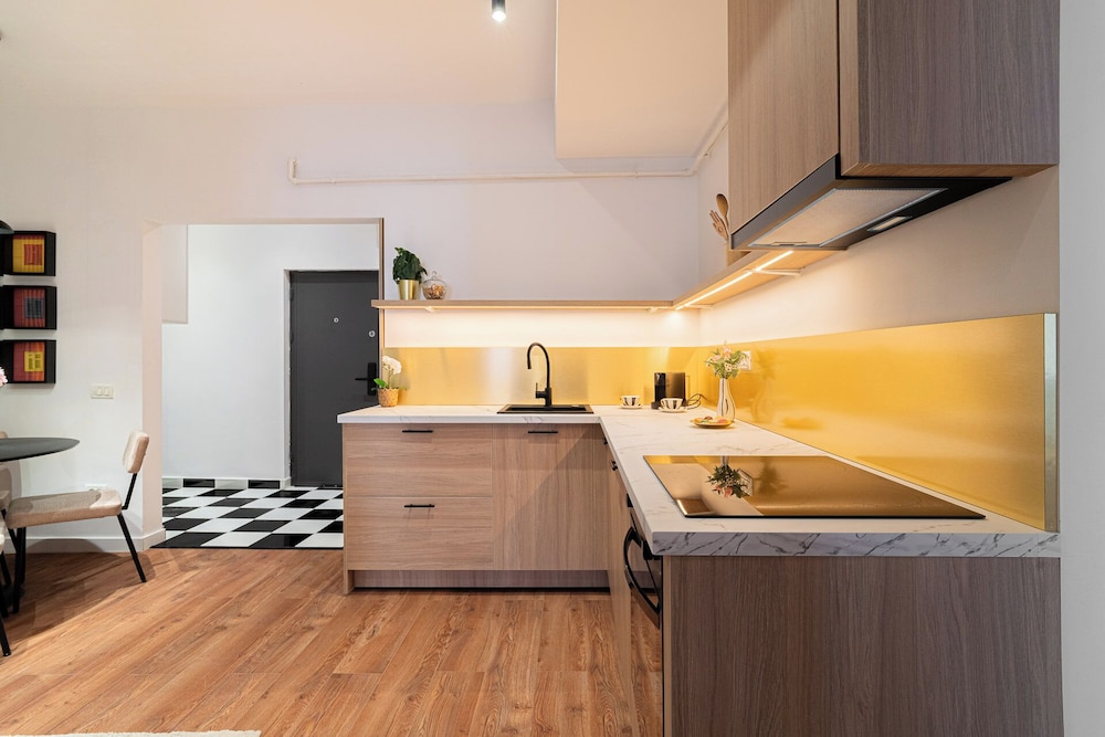 Playful & Trendy 2BR on Regina Elisabeta, Steps to Cismigiu Gardens | Bathtub & Boulevard Views