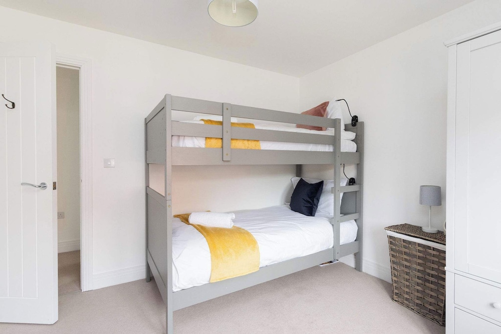 Modern Family Retreat Nr Beaches and Marina