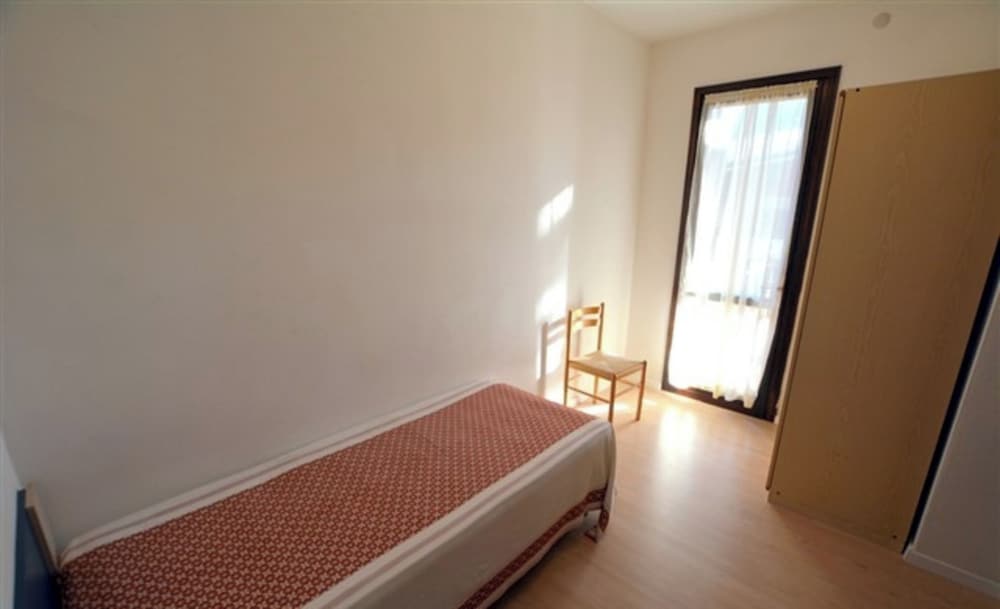Large row House With Private Fenced Garden for 10 Guests in Lignano Pineta