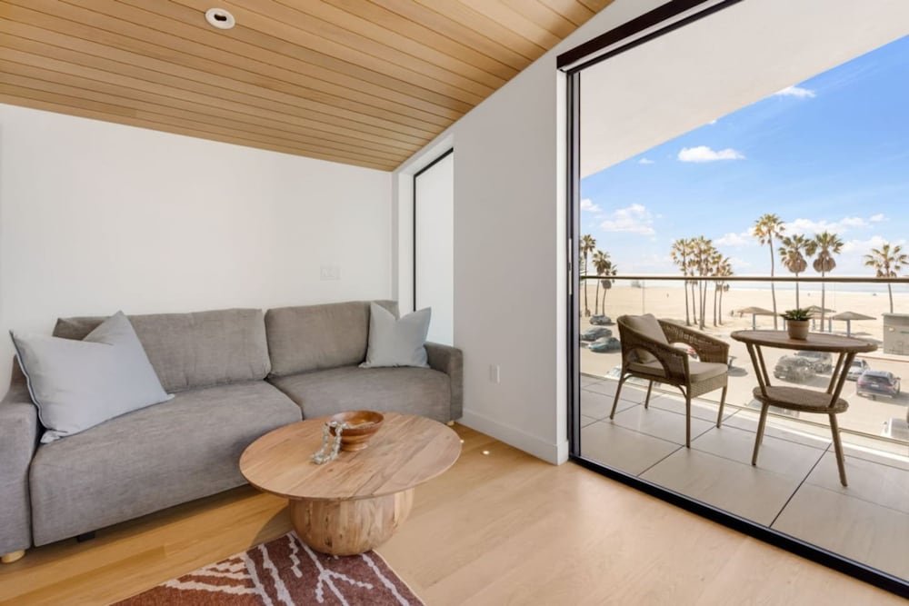 The Santa Monica Sunset - Beachfront Luxury