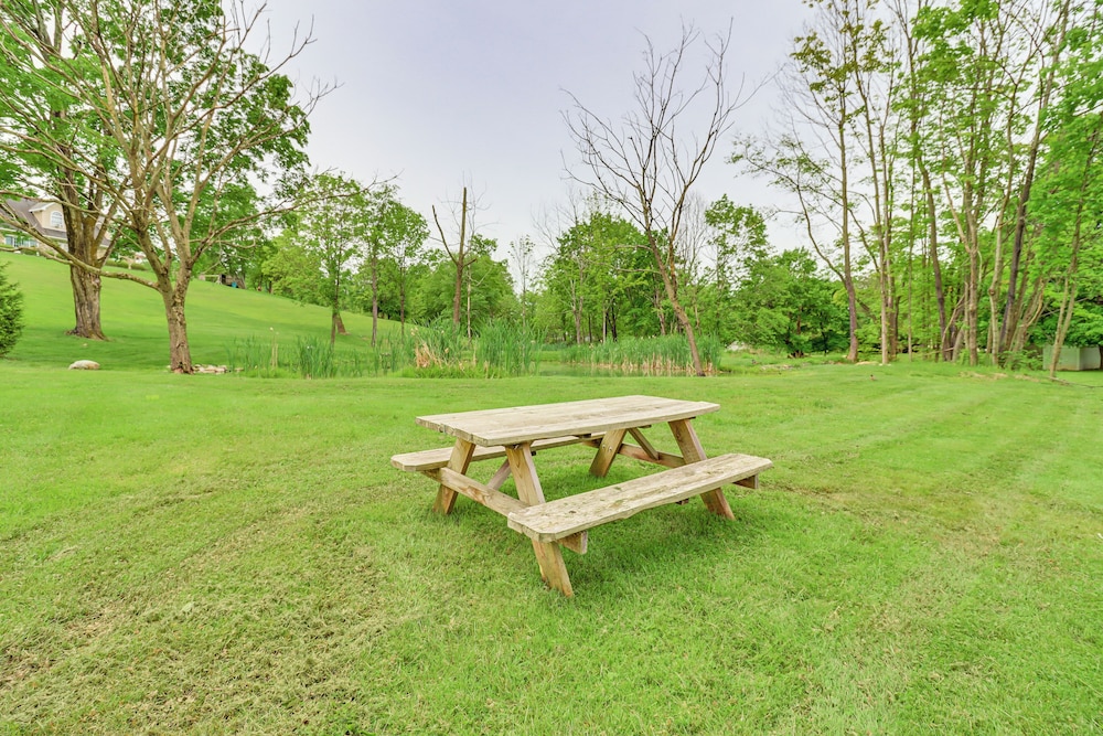 Walk to Saylors Lake: Townhome w/ Shared Perks!