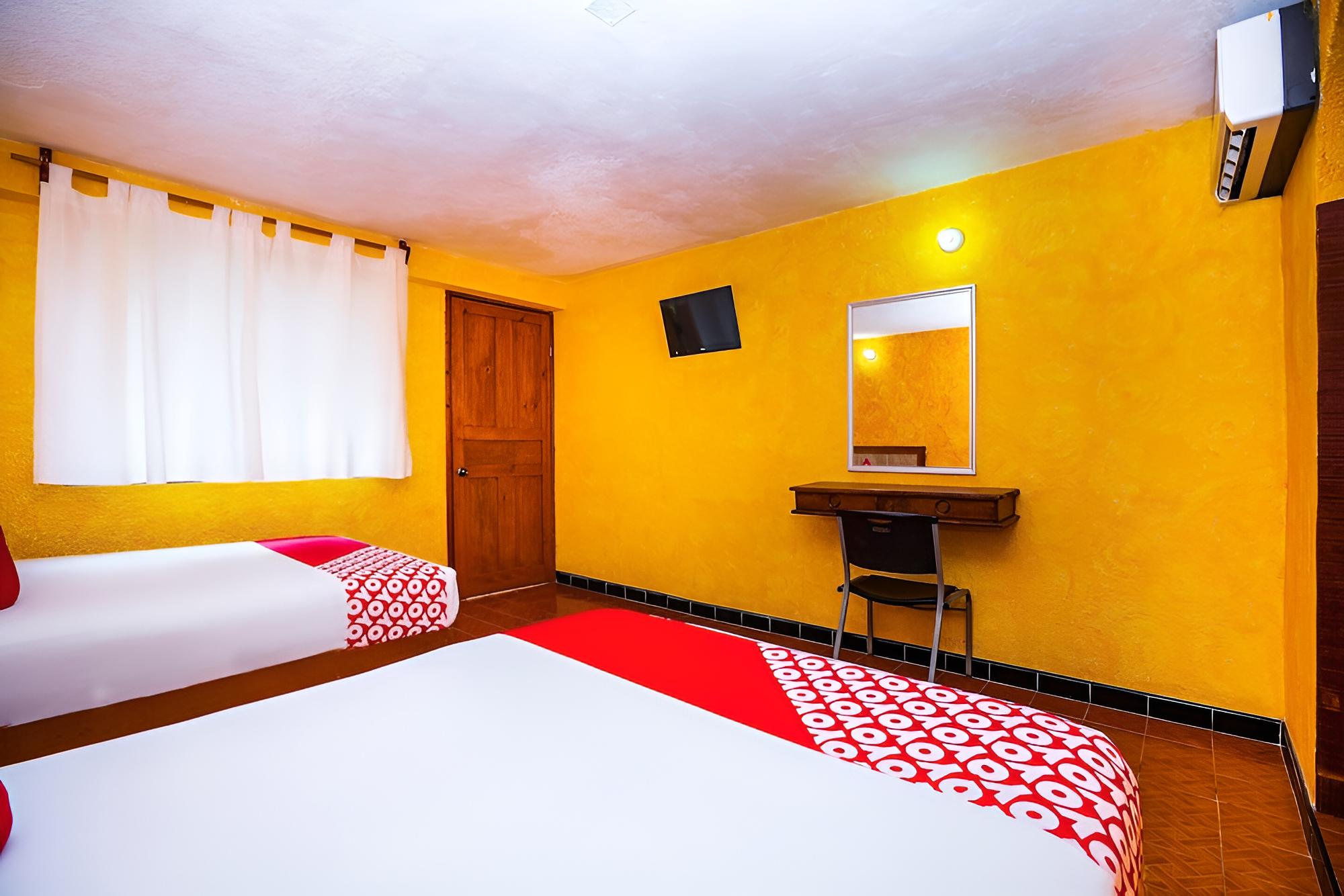 OYO Hotel Playa del Carmen view 2
