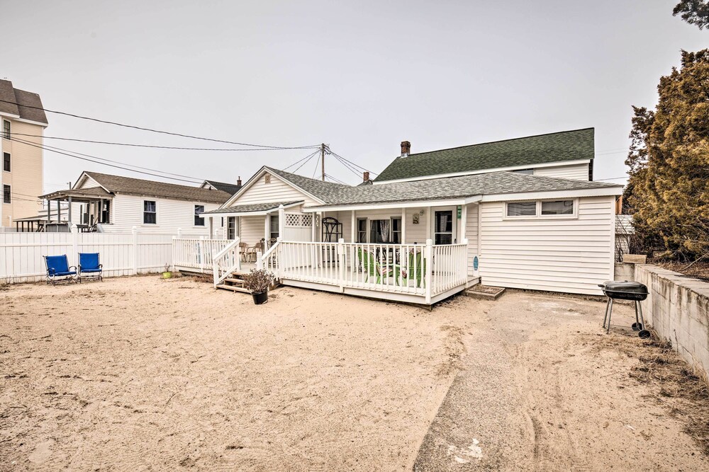 No-frills Hampton Cottage - Steps to Beach!