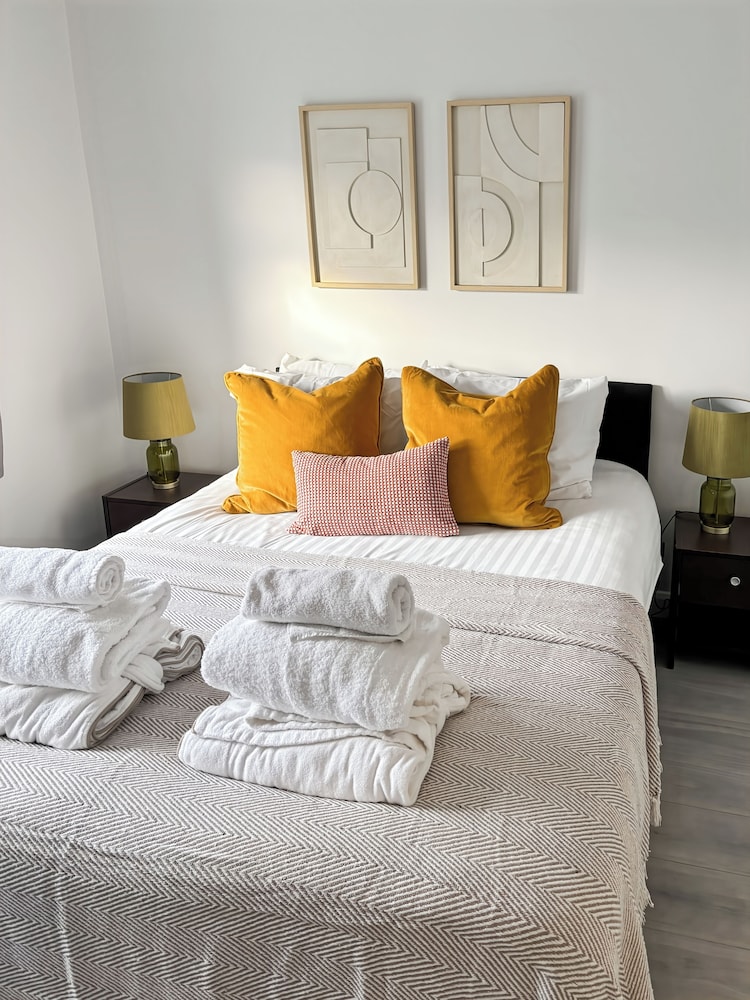 Family Holiday Home With Hot Tub & Sauna Sleeps 8