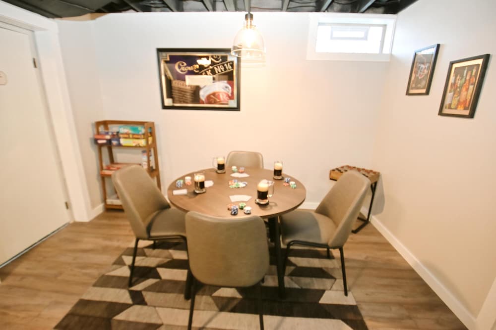 Modern 5 Bedroom Home Sleeps up to 12 15 min Walk to ND 2329