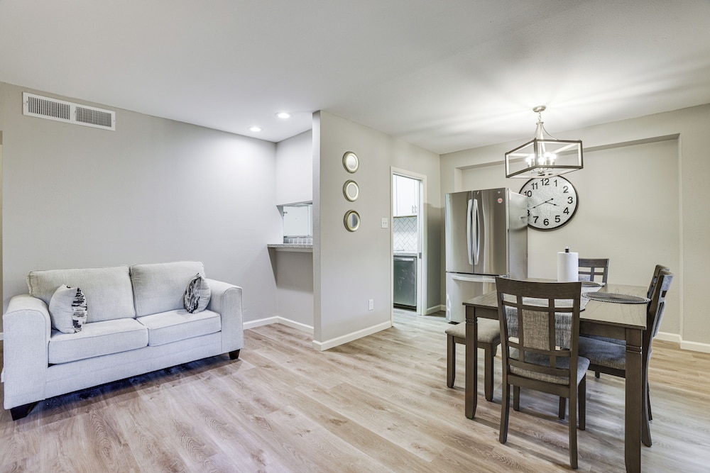 2 Mi to The Galleria: Uptown Houston Retreat!