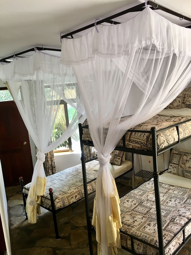 Ahadi Lodge