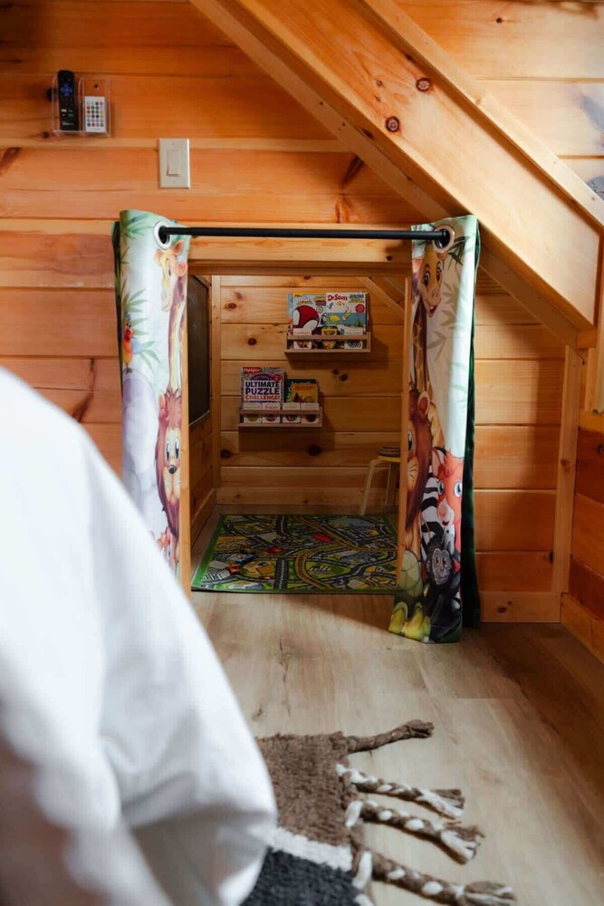 Sleeps 16! Luxury Cabin With Game Room & Hot Tub