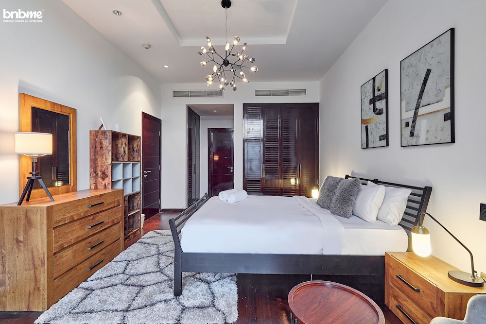 1B-Tiara Aquamarine-G05 by bnbme homes
