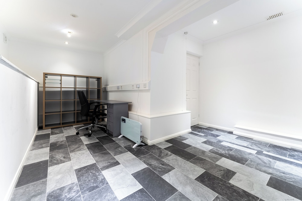 4-bed Home in Purley Near Gatwick Airport London