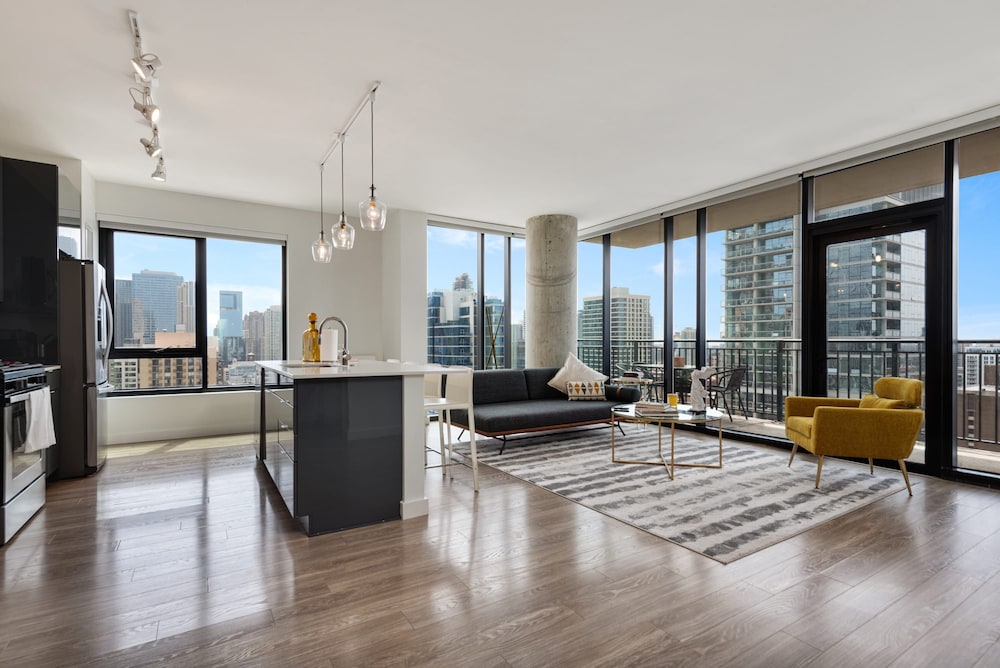 Mag Mile Retreat Stunning Views High-end 2BR