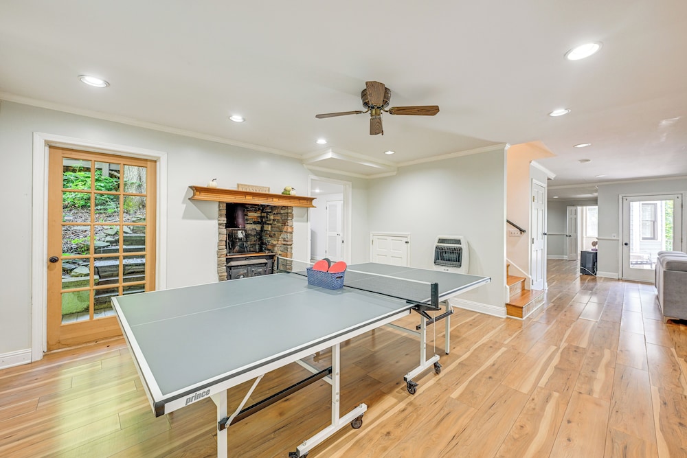 5-story Group Getaway w/ Game Room in Franklin!