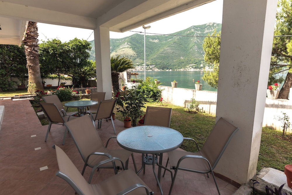 Waterfront Apartment Petrovina