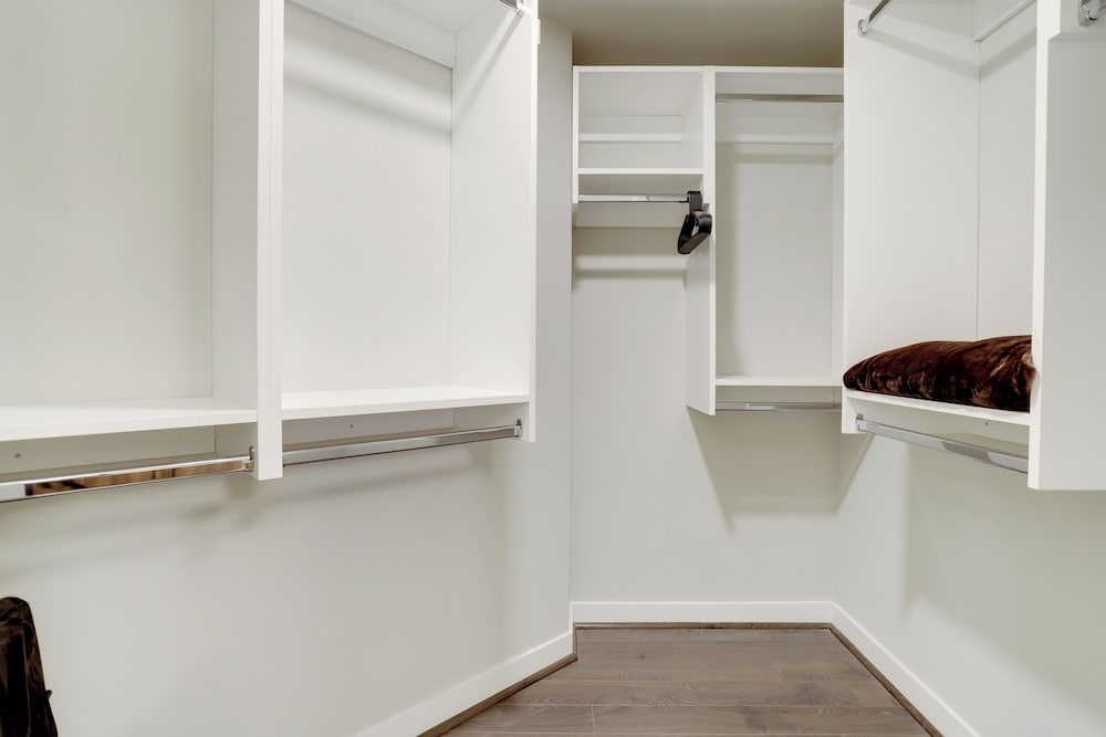 Stylish Apartment Steps from the Metro