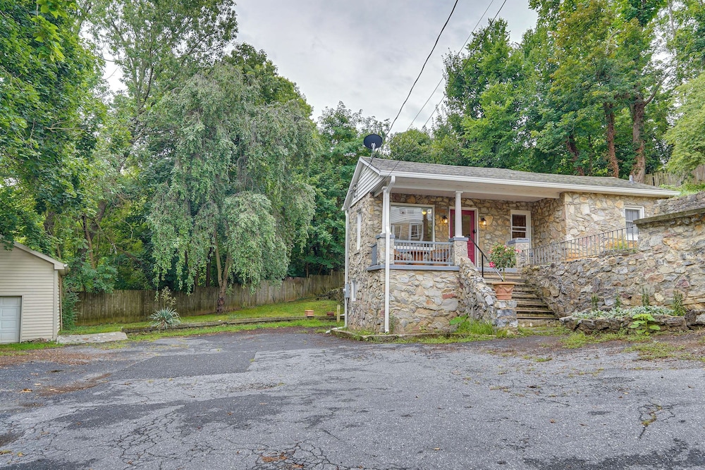 Eclectic Stone Cottage, Walk to Downtown Staunton!, photo 34