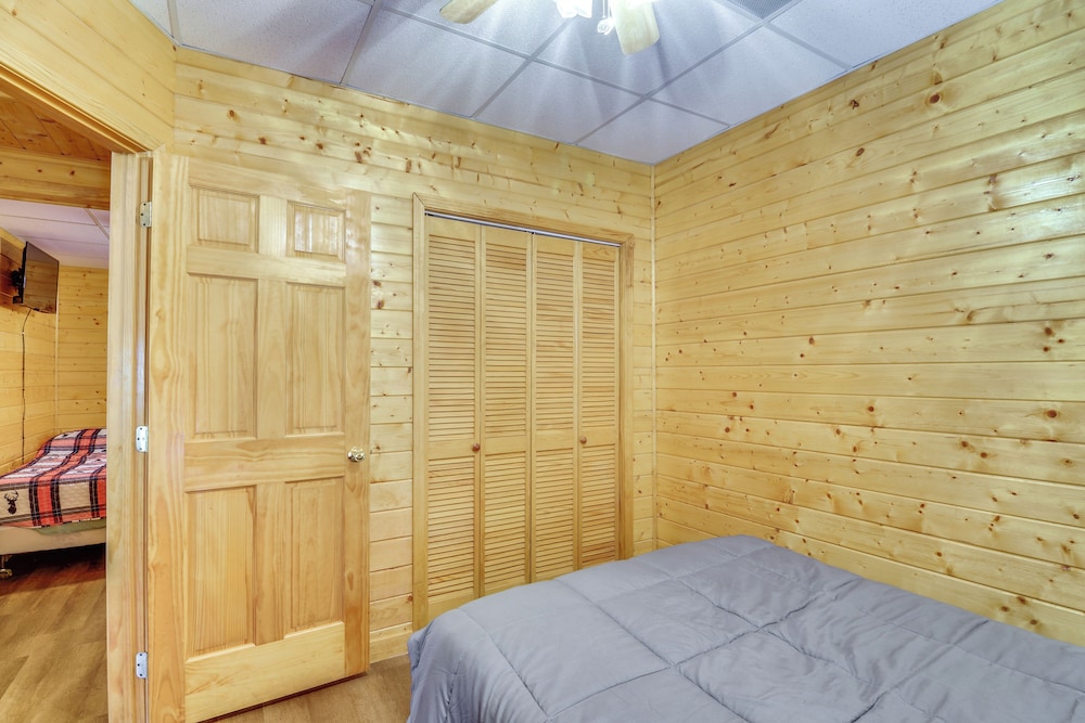 3 Mi to Marina: Cabin w/ Hot Tub in Byrdstown!